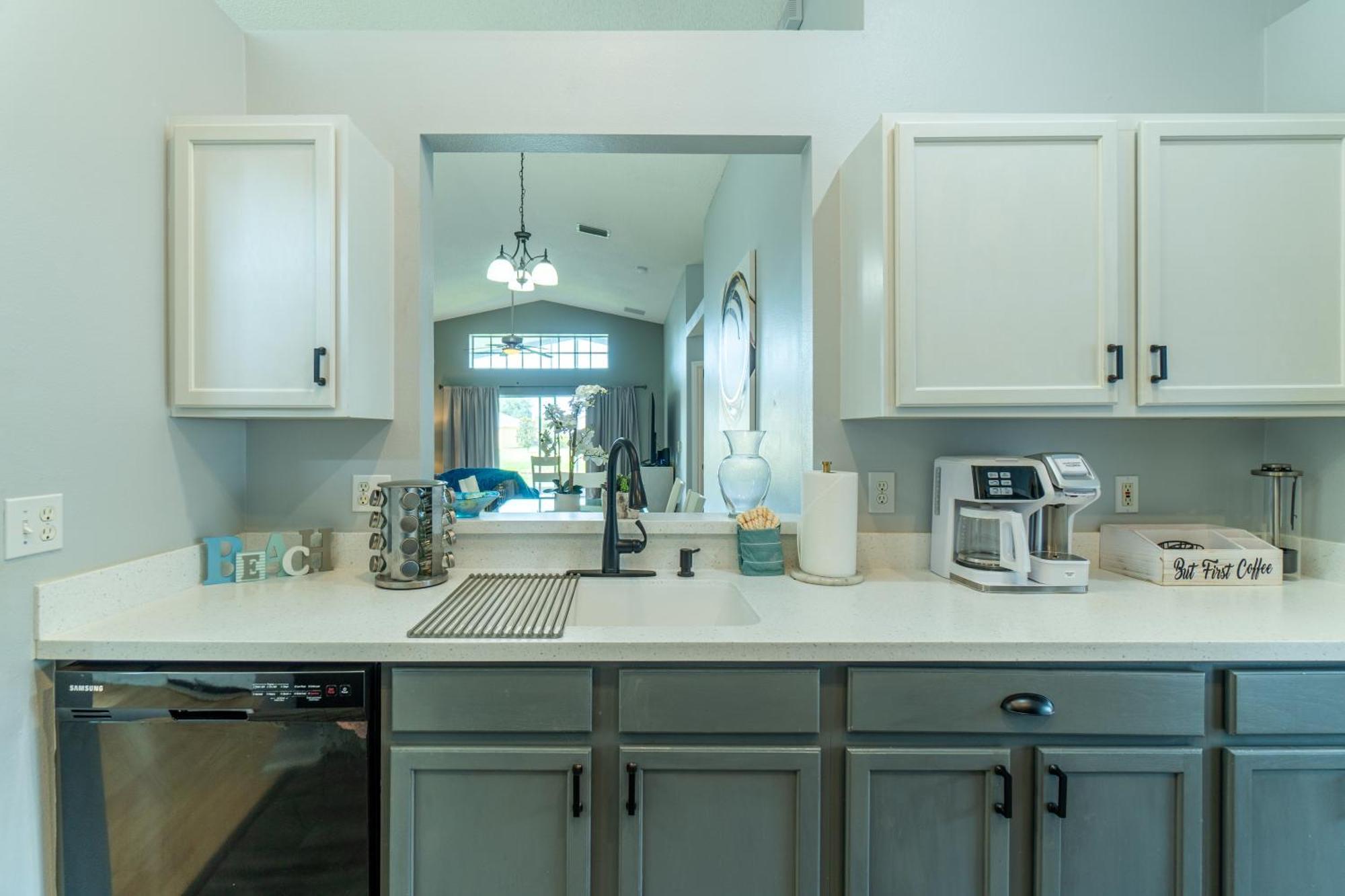 Luxurious Lakeview Retreat - 4bd 2ba - Sleeps 9 Apartment *