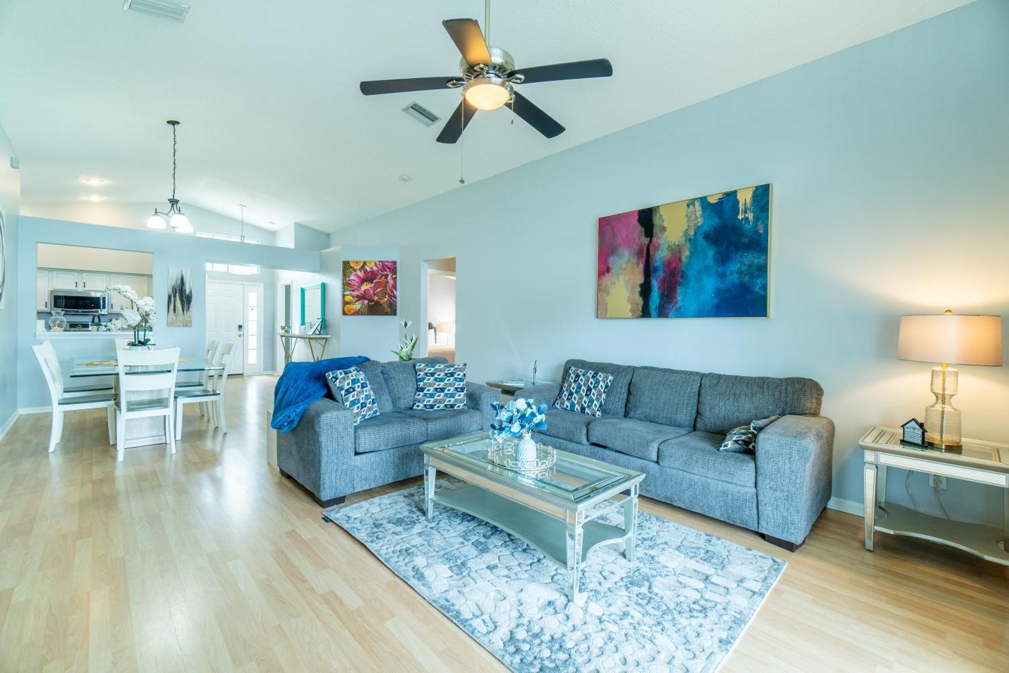 Apartment Luxurious Lakeview Retreat - 4bd 2ba - Sleeps 9 *