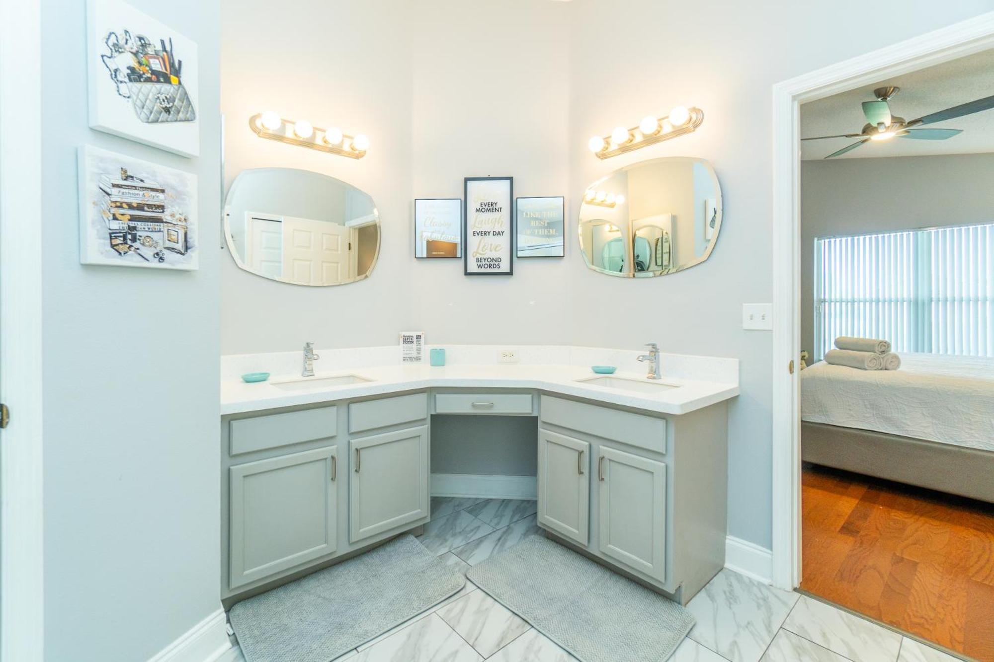 Luxurious Lakeview Retreat - 4bd 2ba - Sleeps 9 Bradenton