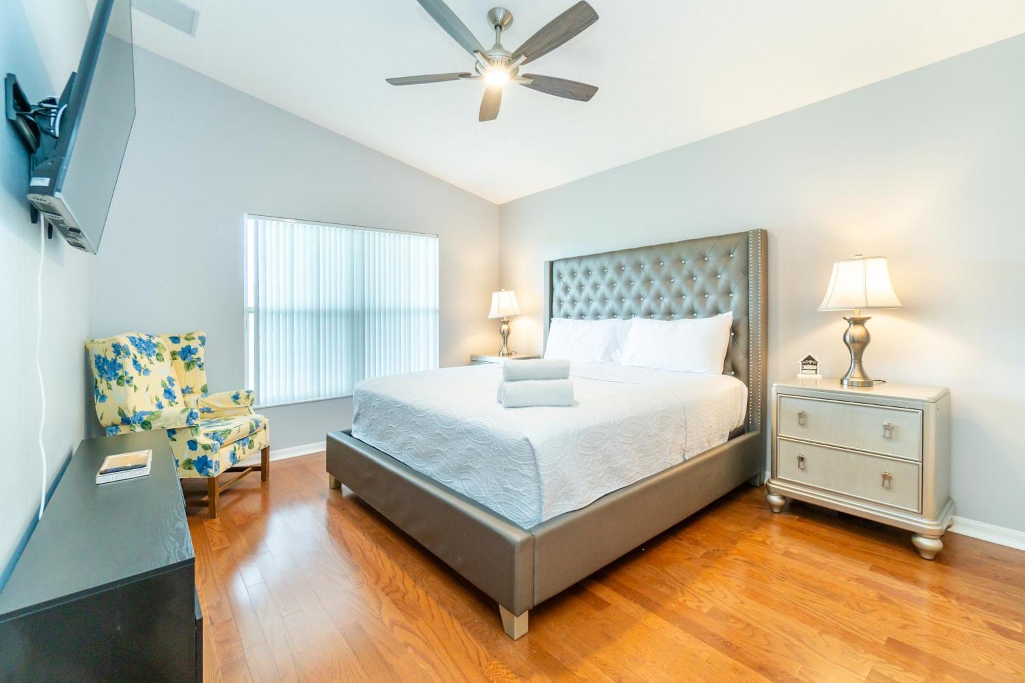 Luxurious Lakeview Retreat - 4bd 2ba - Sleeps 9 Apartment