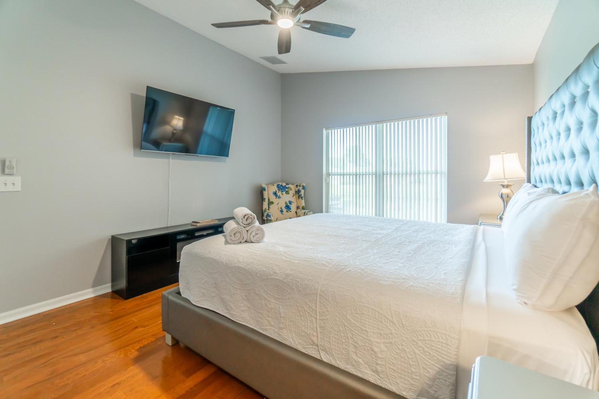 Luxurious Lakeview Retreat - 4bd 2ba - Sleeps 9 Apartment *