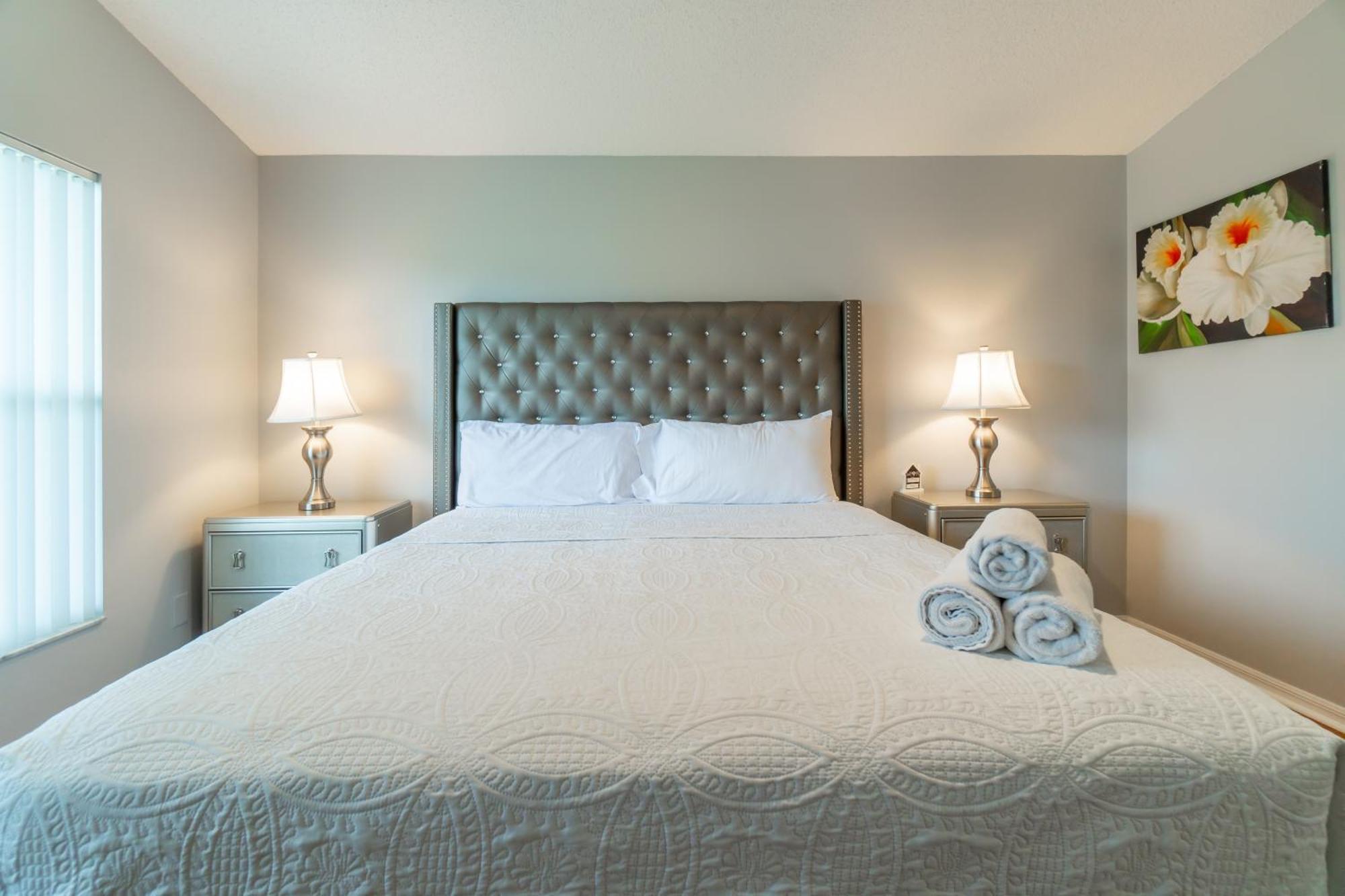 Luxurious Lakeview Retreat - 4bd 2ba - Sleeps 9 * Bradenton
