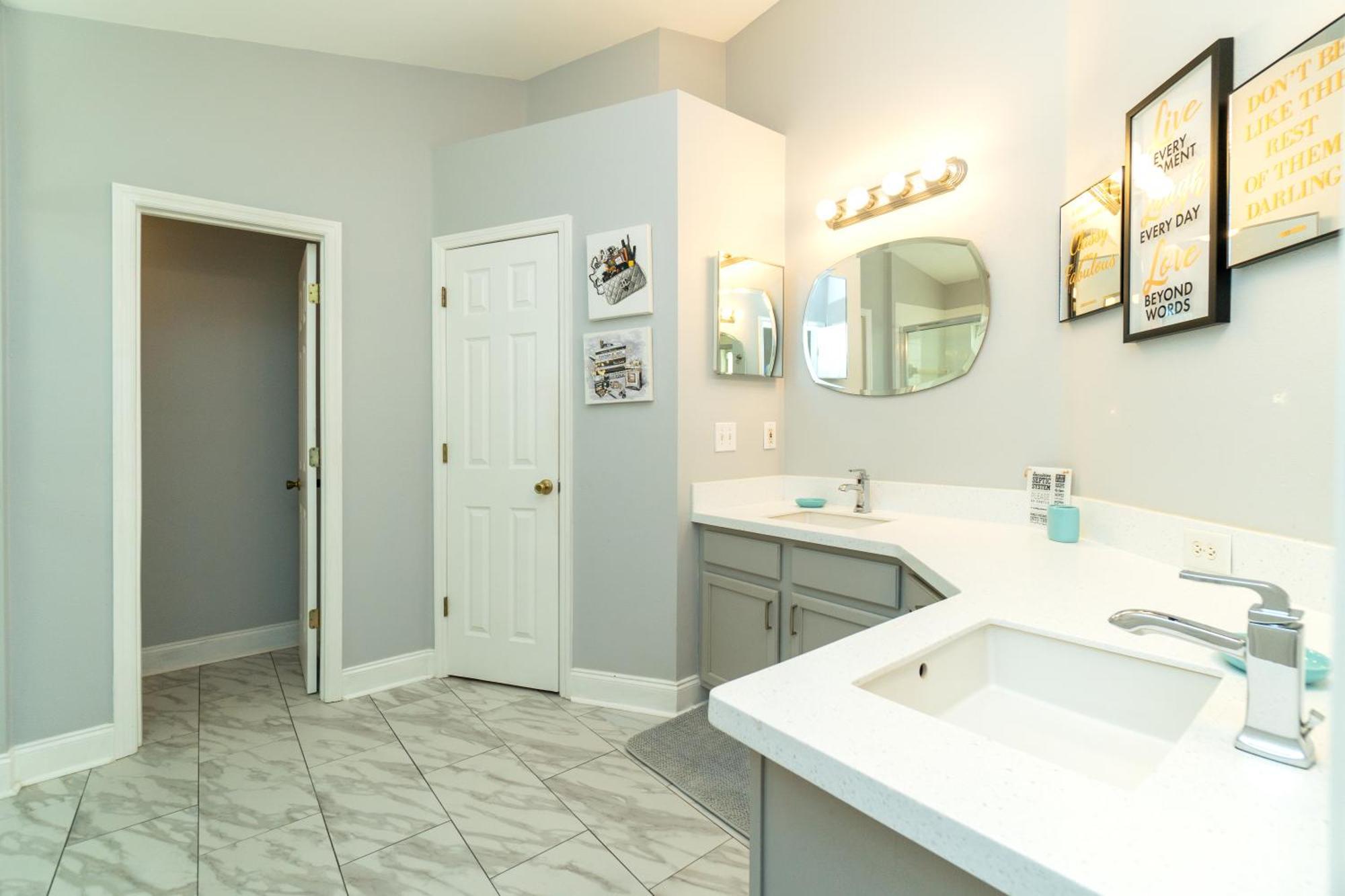 Luxurious Lakeview Retreat - 4bd 2ba - Sleeps 9 Apartment