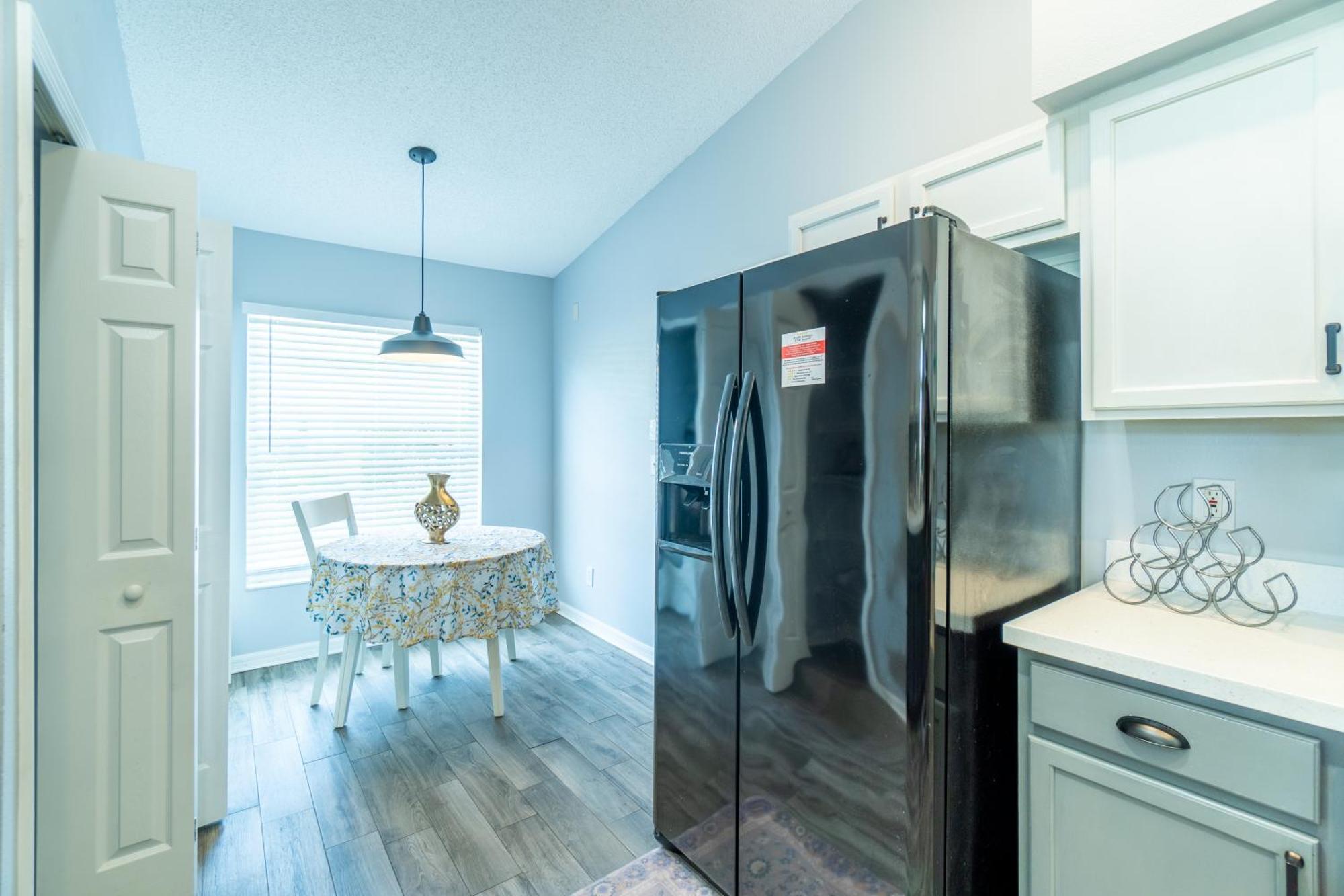 Apartment Luxurious Lakeview Retreat - 4bd 2ba - Sleeps 9 *