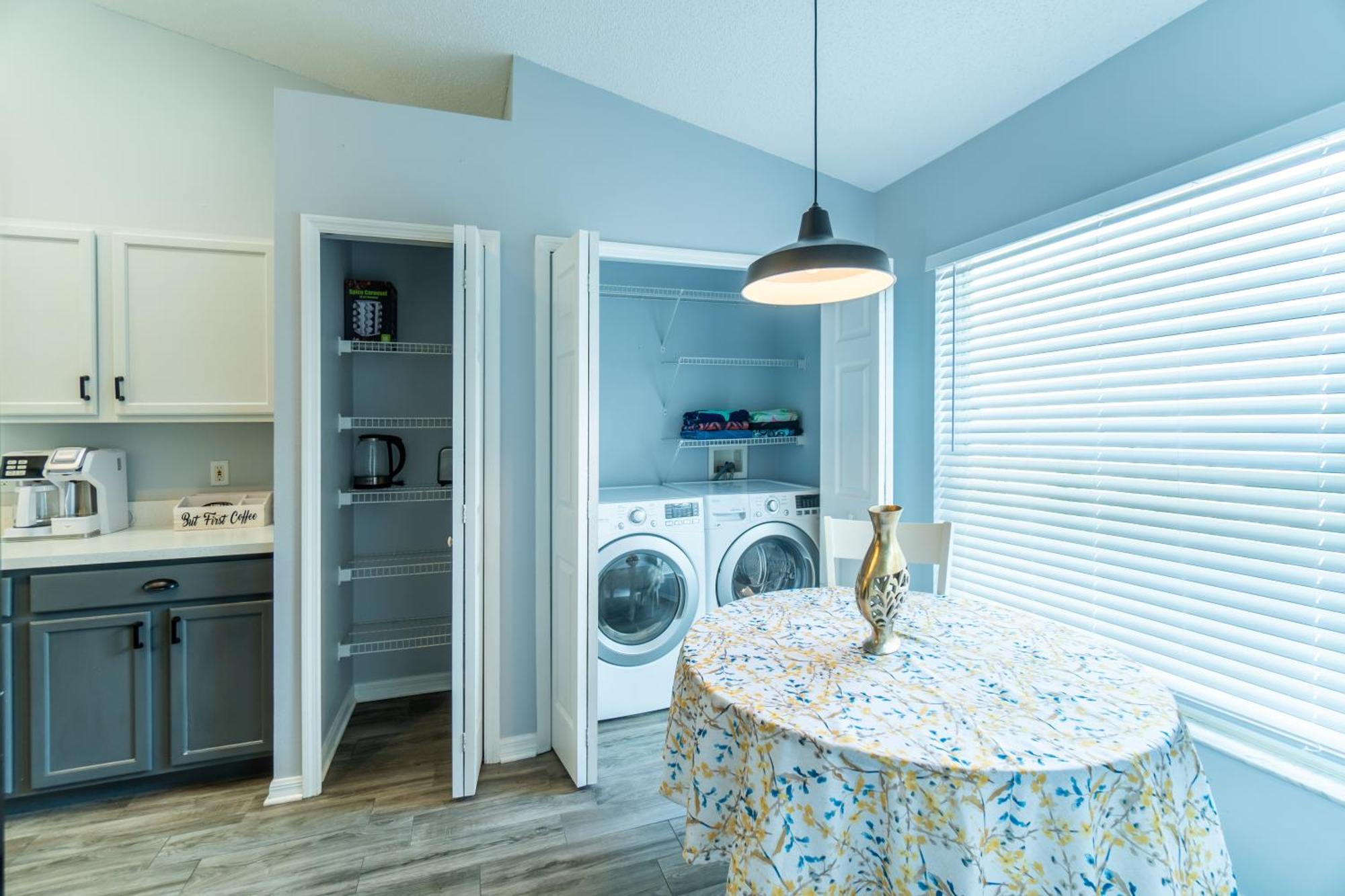 Luxurious Lakeview Retreat - 4bd 2ba - Sleeps 9 Apartment