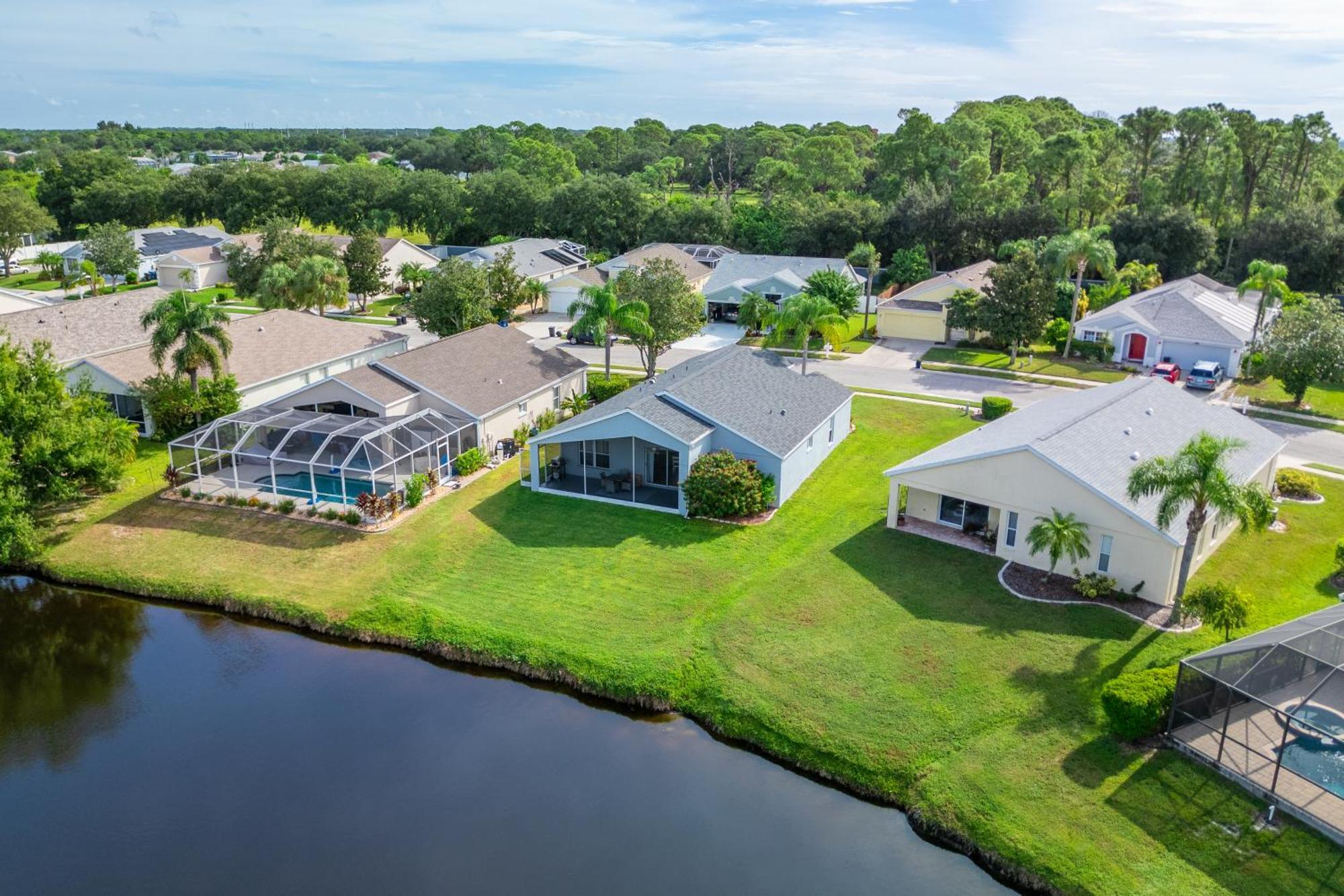 Apartment Luxurious Lakeview Retreat - 4bd 2ba - Sleeps 9 *