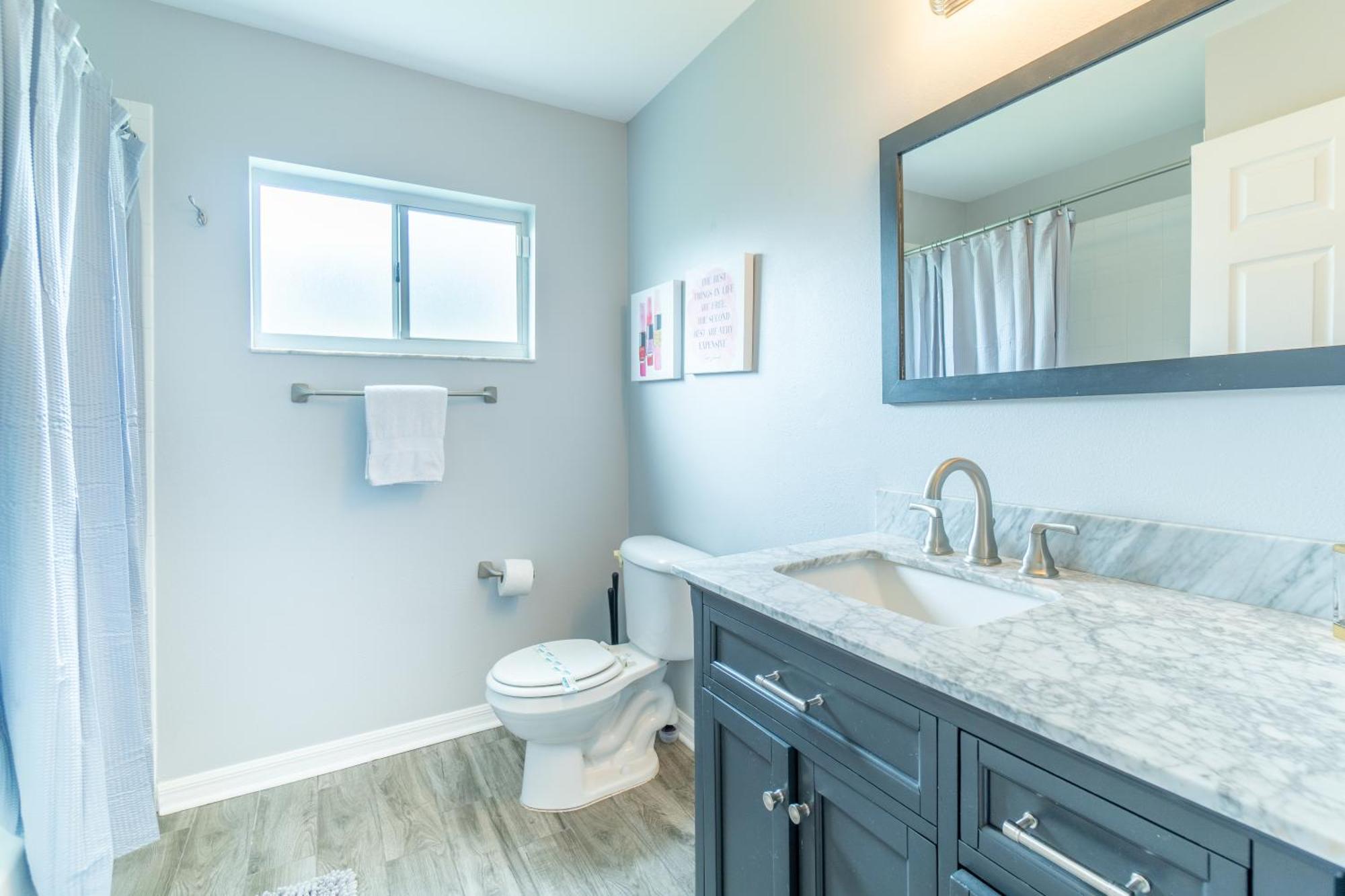 Luxurious Lakeview Retreat - 4bd 2ba - Sleeps 9 *