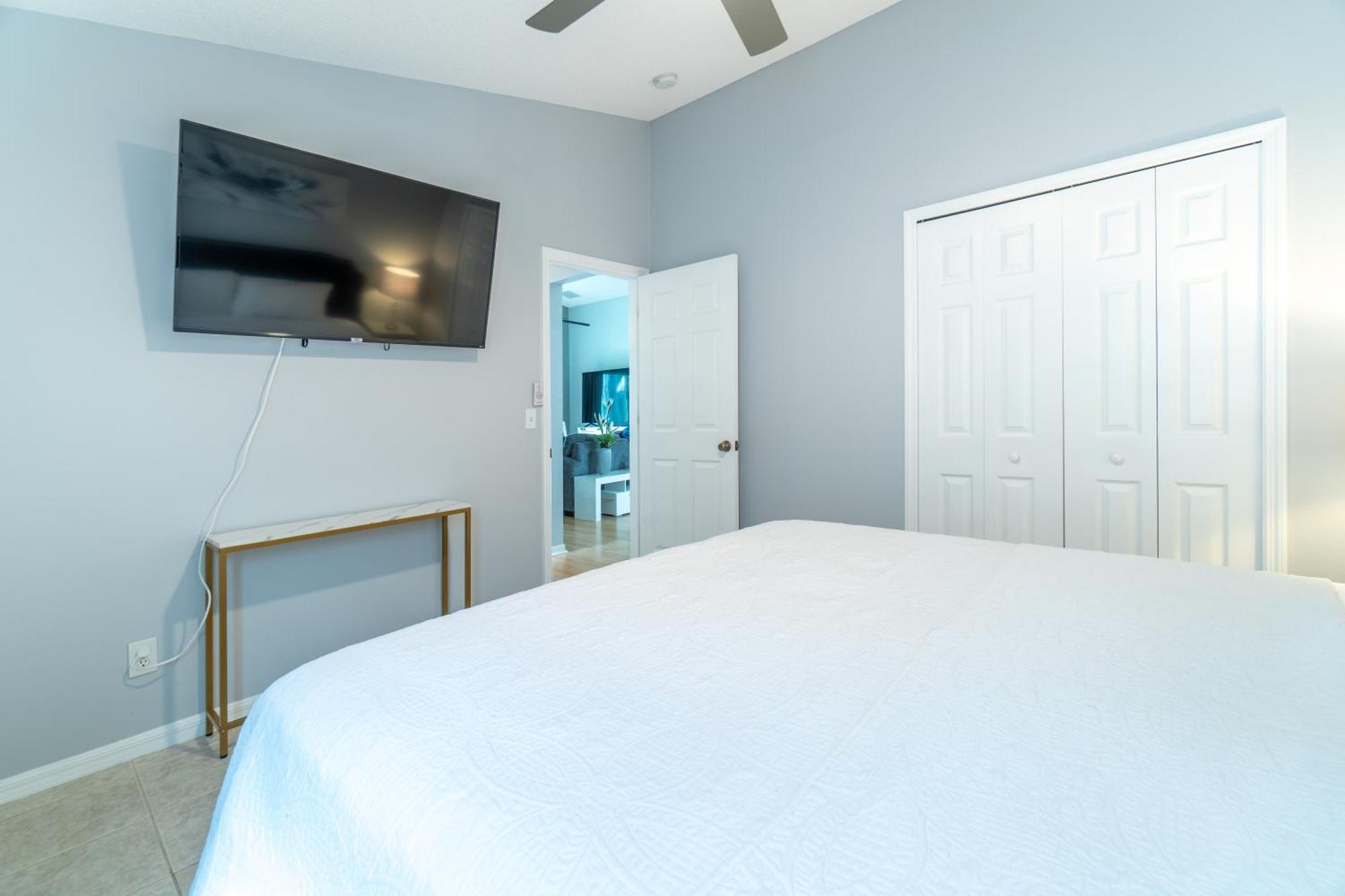 Luxurious Lakeview Retreat - 4bd 2ba - Sleeps 9 Apartment