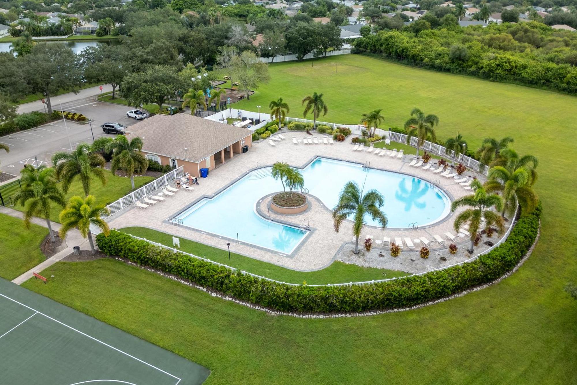 Apartment Luxurious Lakeview Retreat - 4bd 2ba - Sleeps 9
