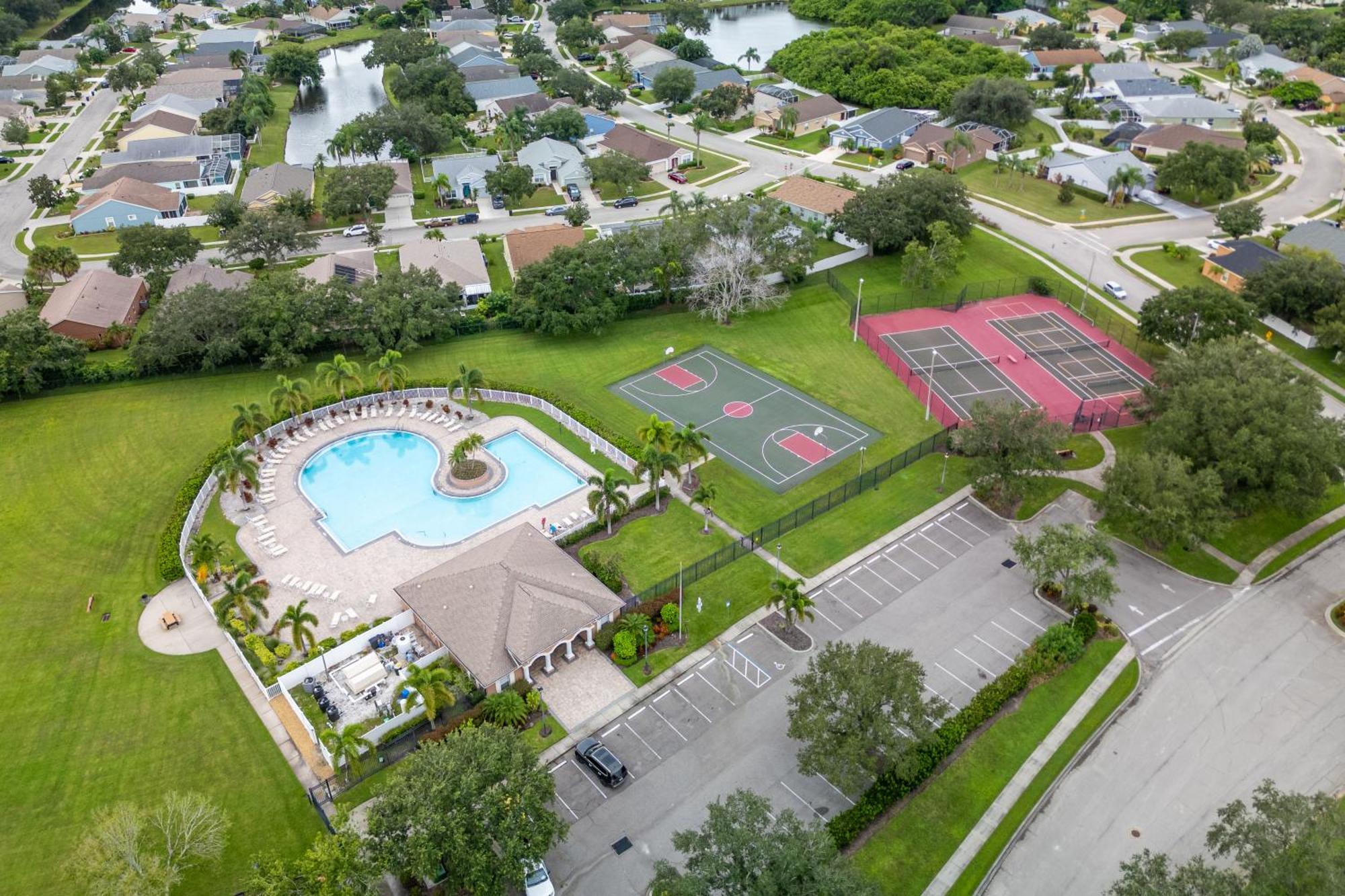 Luxurious Lakeview Retreat - 4bd 2ba - Sleeps 9 *